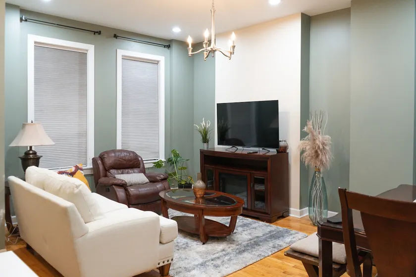 Cozy, Elegant, Central Bucktown/Wicker Park Apt - Image 1