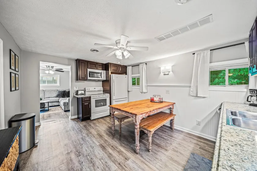 Lake Grove Cottage - 1 min walk from the Strip! - Image 1