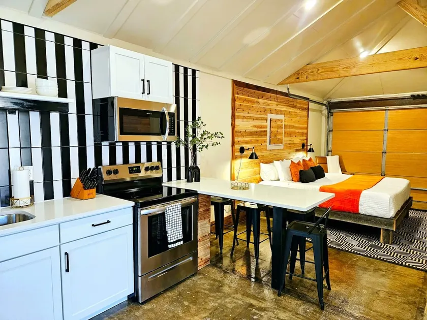 Modern Studio near Plaza District - Image 1