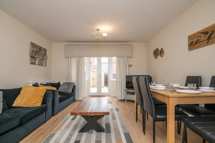 Lovely refurbed 4 bed house in Black Country - Image 1