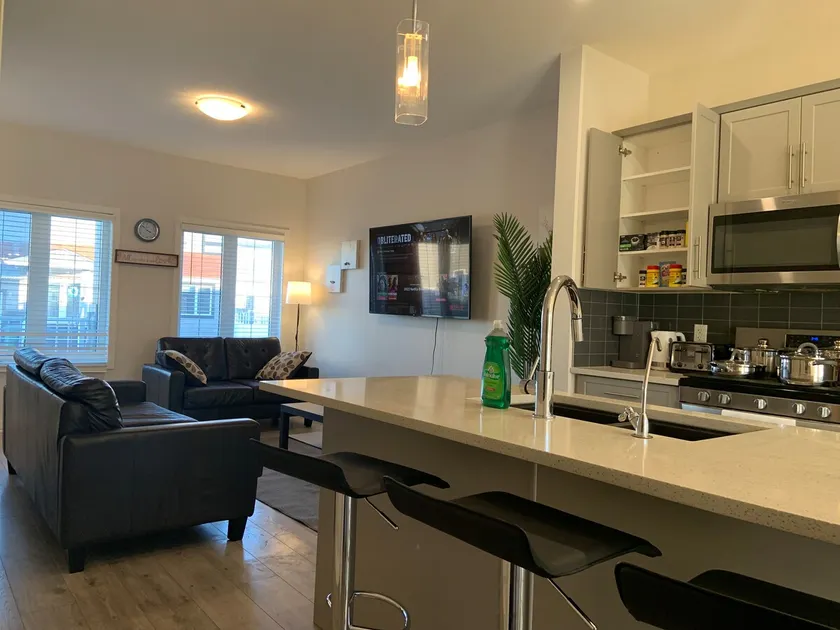 Glamorous 3 BR Villa with Double Garage - Image 1
