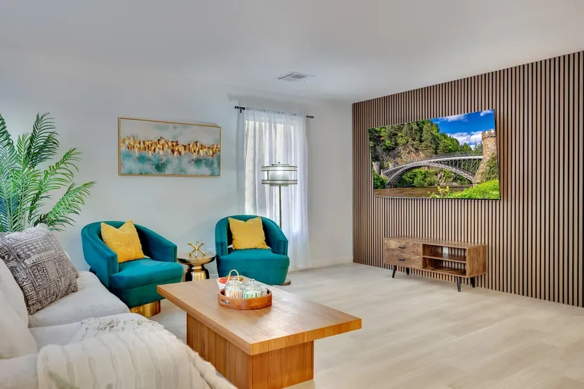 10 Mins to Strip Family-Friendly 4B/3B Two Story - Image 1