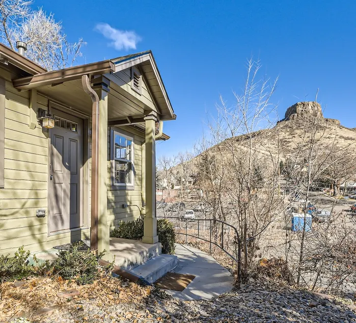 Cozy Golden Home on Main Street! - Image 1