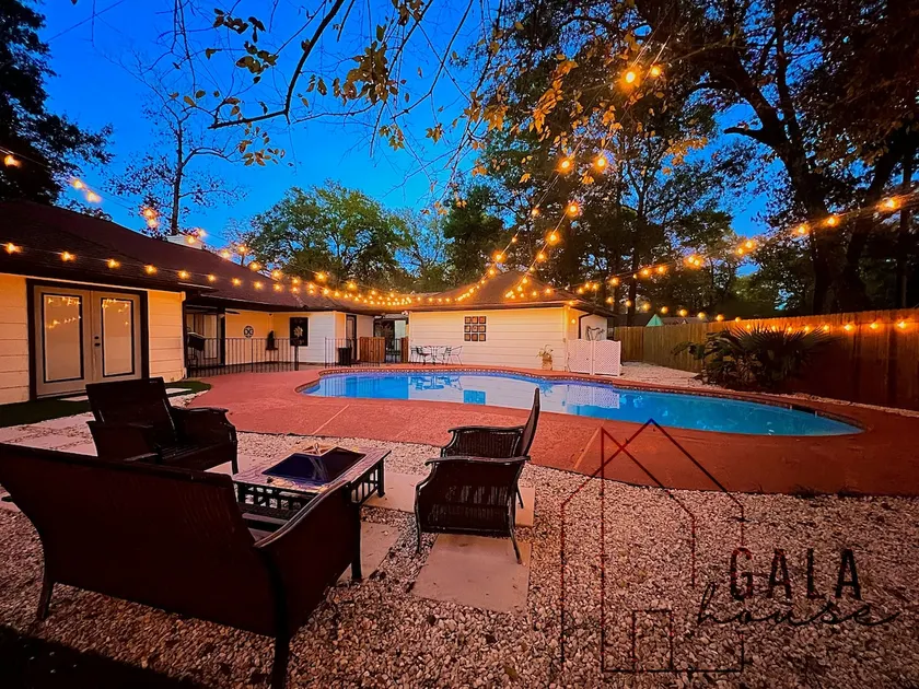 Urban Country Dream Home w/pool - Image 1