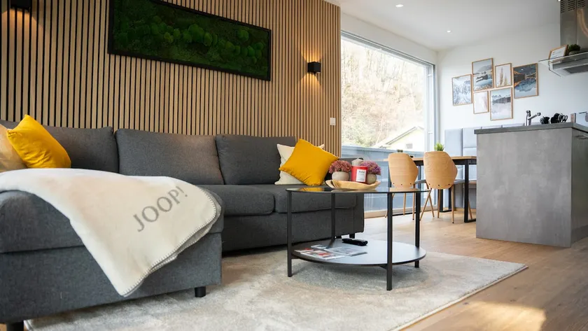 Garden apartment with Alpine views - Image 1