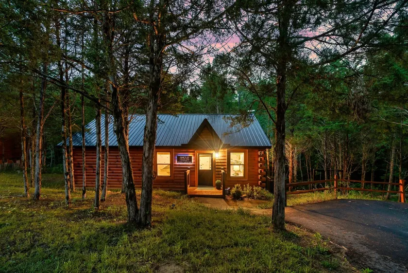 ~NEW~ Romantic Cabin Theatre! Pool Table! Jacuzzi! - Image 1