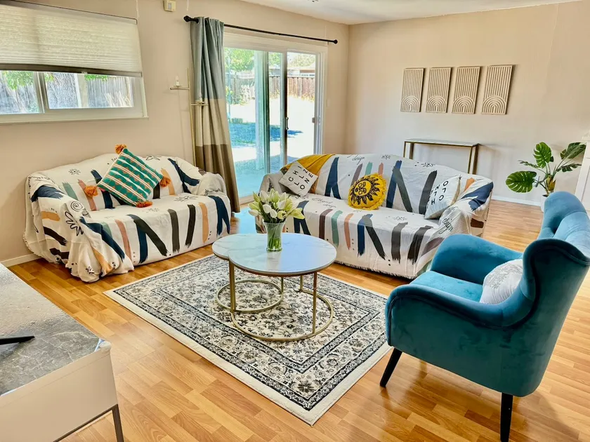 20% OFF! Chic Home with Expansive Backyard - Image 1