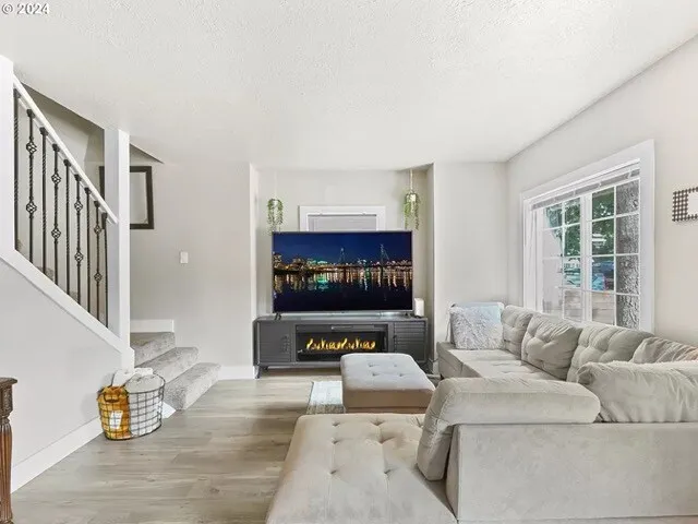 Large Cozy Home - Image 1