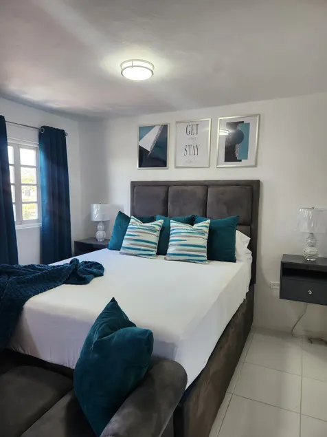 Luxe Condo: central, secure space - Image 1