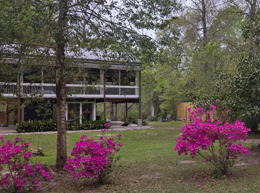 Glass House retreat on scenic Bogue Falaya river - Image 1