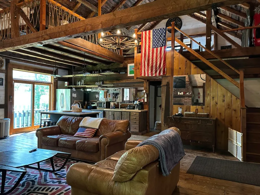 Cozy VT Renovated Barn+Fall Hike, Leaves, Fishing - Image 1