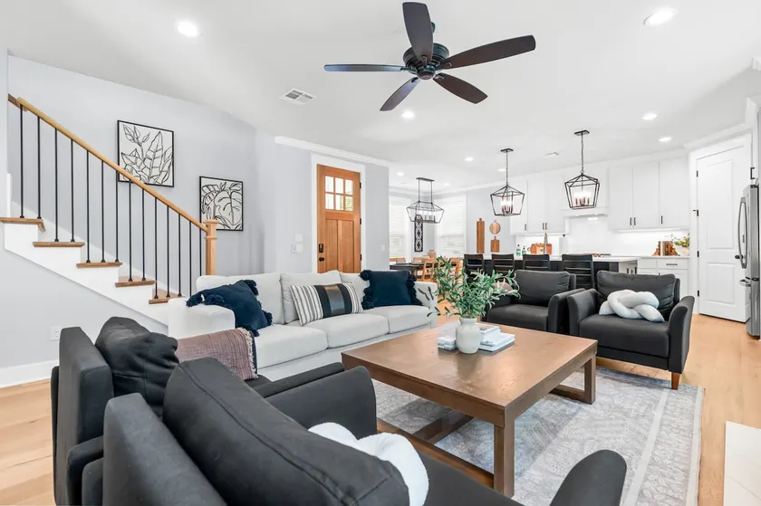 White Retreat on Proctor - 3.5 Bathrooms! - Image 1