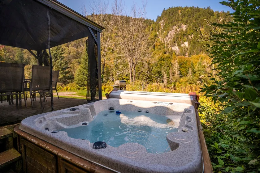 Waterfront Chalet: Hot Tub, Kayak & Fire Pit - Image 1