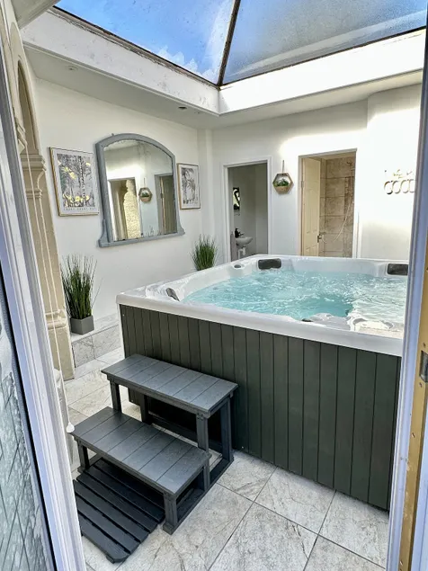 Historic Charm: *Perfect For Group Getaways* - Image 1