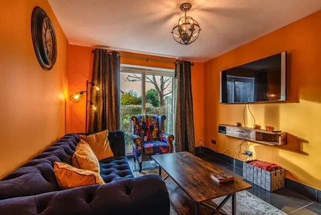 Cosy 2 bedroom apartment with free parking - Image 1