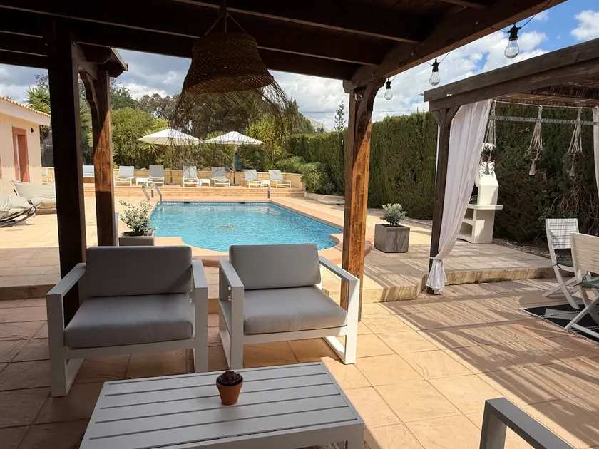 Beautiful villa and pool ideal for 1 or 2 families - Image 1