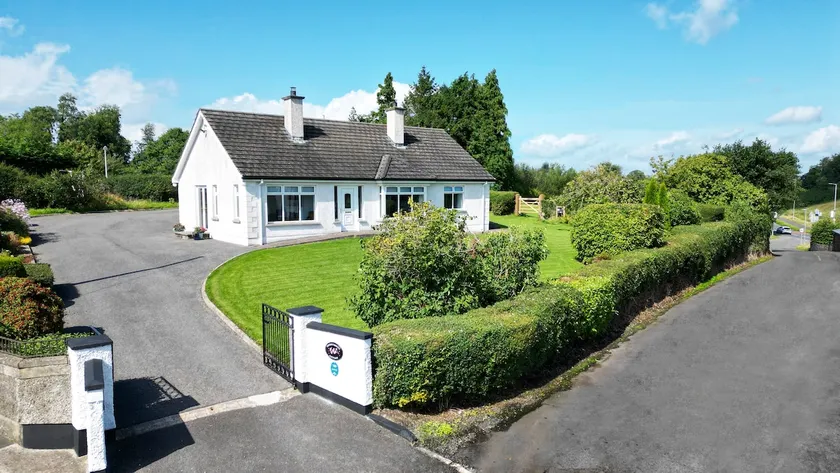 Gated Garden Cottage, Walk to Town - Image 1