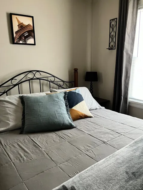 1BR Flat w/ Private Office & Parking - Image 1