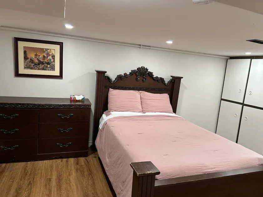Adorable 2 Bedrooms Unit Near Riverside - Image 1