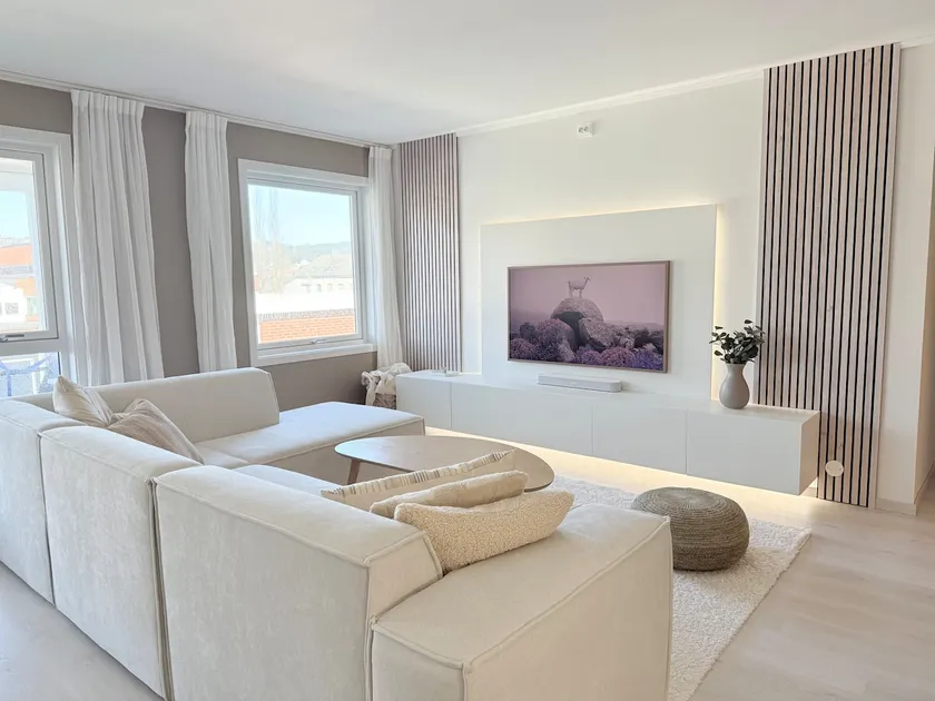 Modern top floor with balcony & free parking - Image 1