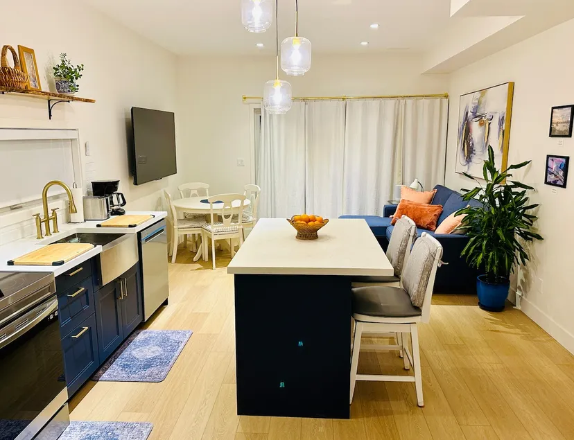 Private 2BR Home Sleeps 6 Near Subway - Image 1