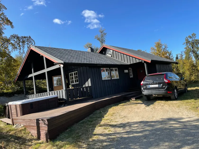 Cabin with outdoor hot tub - Image 1