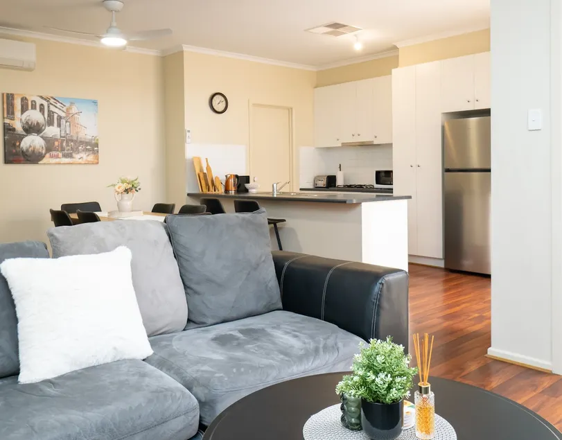 4BR Villa, Garage, Walk to Shops, Food & Coffee - Image 1