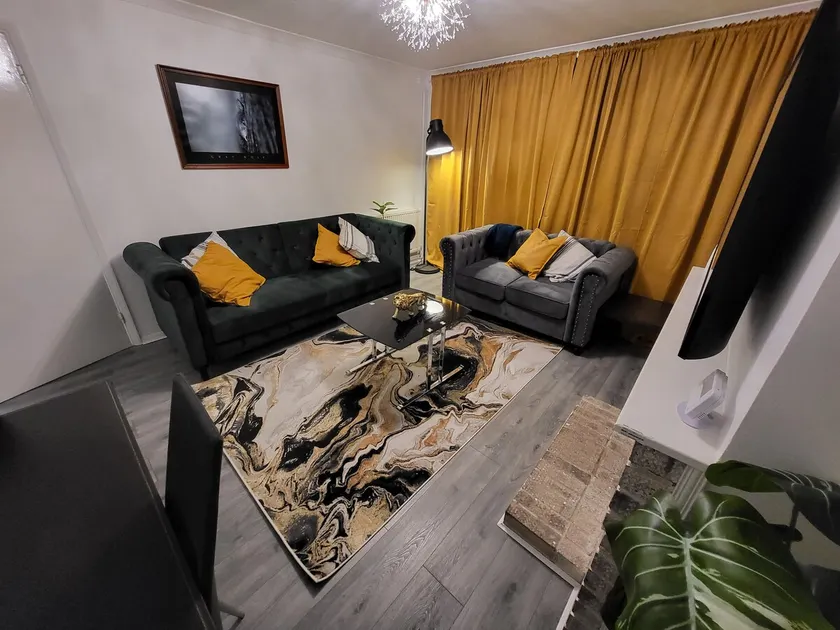 Cosy Flat behind a CreekBeach in Grays - Image 1