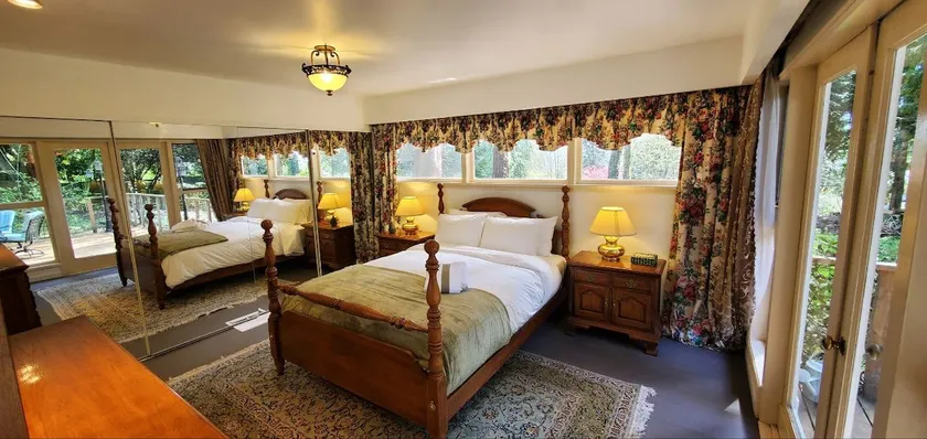 Charming 3BR Garden Home · Patio & Ocean Peek - Image 1