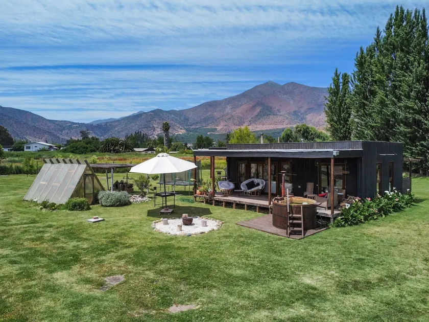 Cabin with hot tub. - Image 1