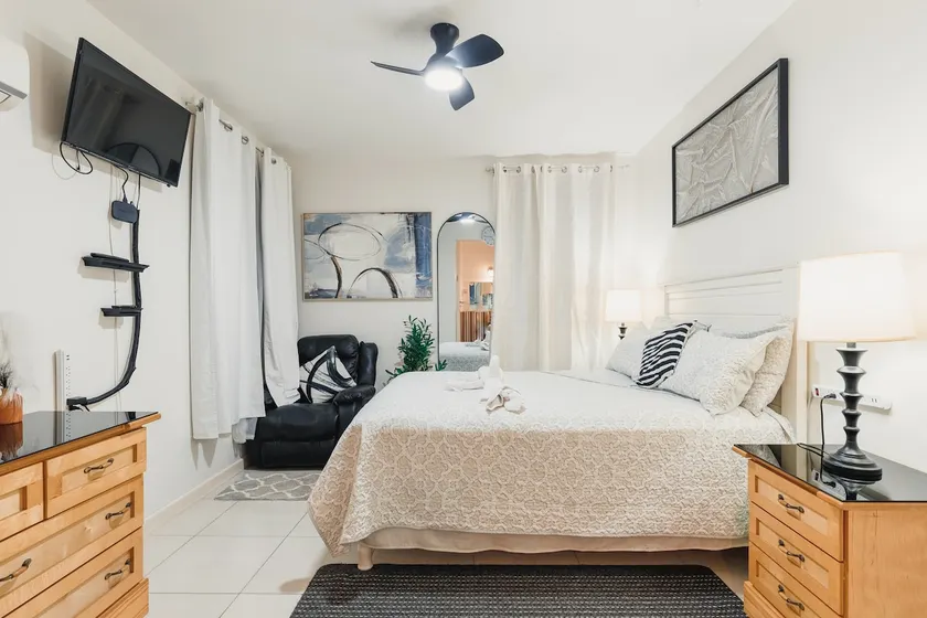 Peaceful 1BR Apt near Devon House - Image 1
