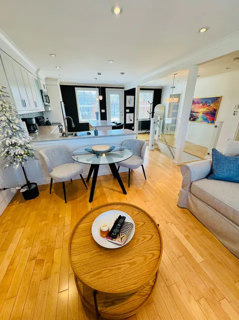 Fun & Vibrant City Centre Haven: Cozy 2-BR Retreat - Image 1
