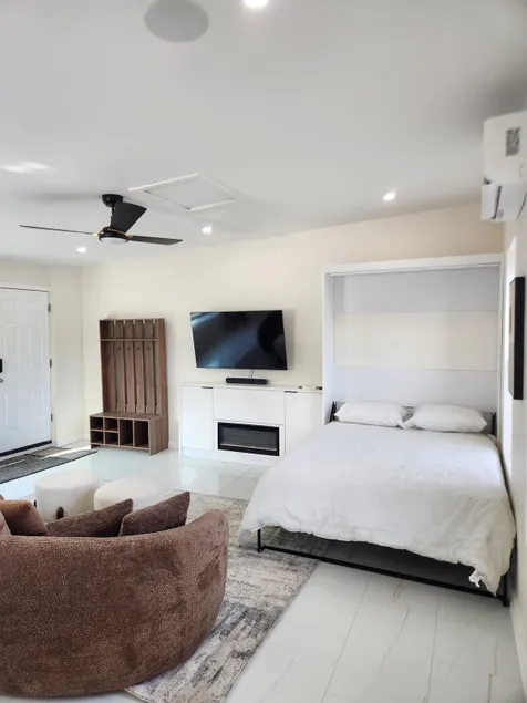 Guesthouse | Near public transit and Lake front - Image 1