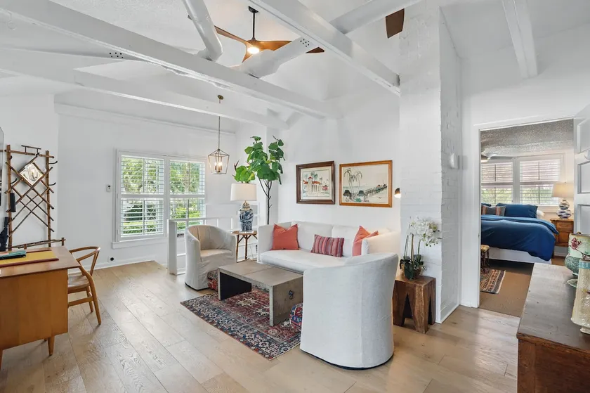 Upstairs - 2 Blocks From Everything - Image 1