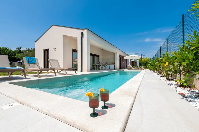 Echo villa, Istra, pool/jacuzzi, BBQ, pet friendly - Image 1