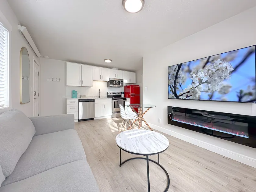 Elegant Drive-Up King Suite - Image 1