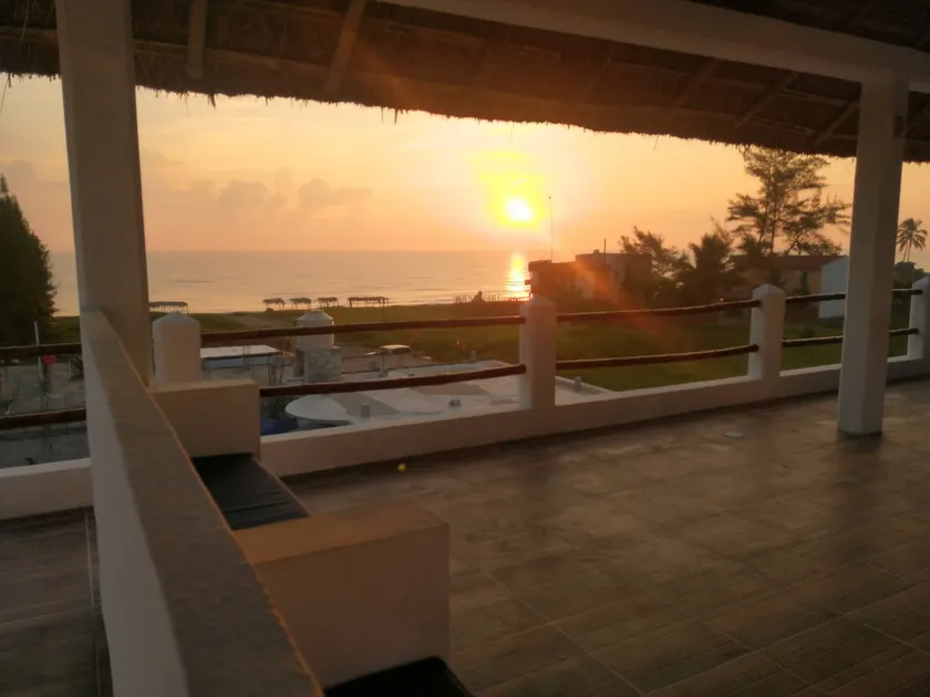 House with terrace and jacuzzi at the foot of the sea - Image 1