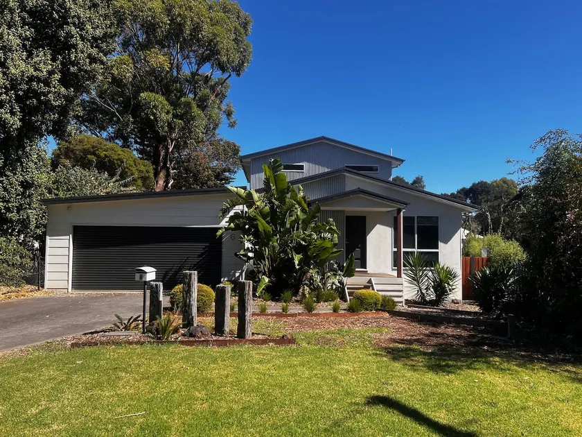 Bay Breeze Retreat Perfect for Families Sleeps 10 - Image 1