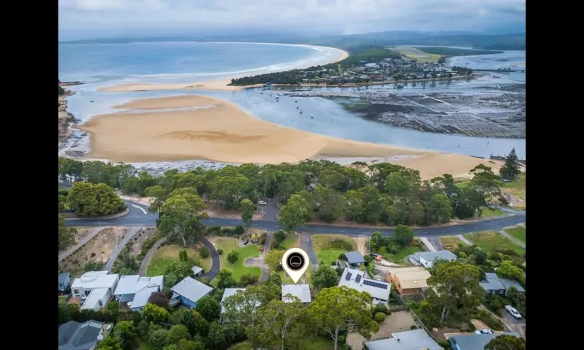 Tuscan courtyard, Merimbula front lake. - Image 1