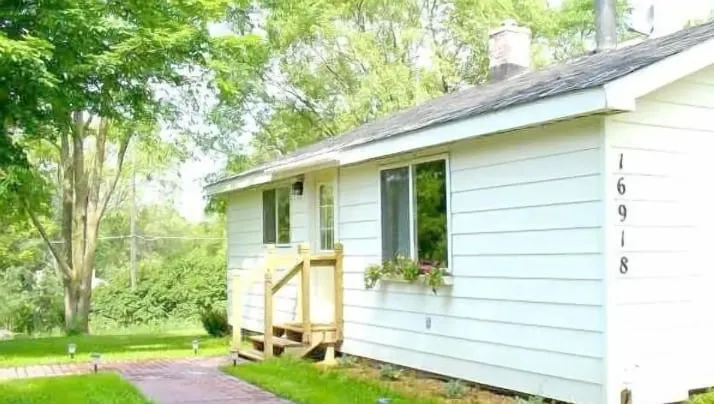 Cheerful Pet Friendly Cottage (WiFi, sauna, dæk, pejs, kabel-tv) - Image 1