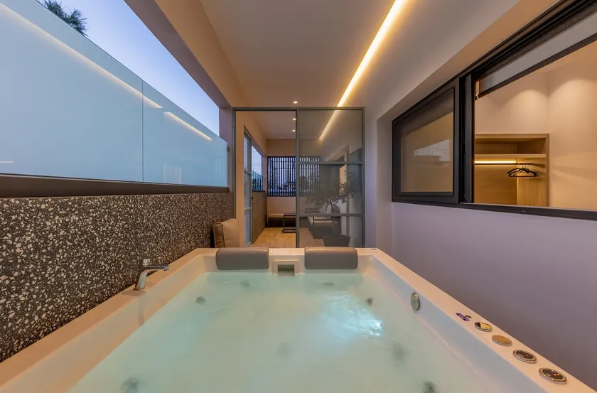 Hot Tub - 5 min to Beaches - Netflix - Full Kitchen - Image 1