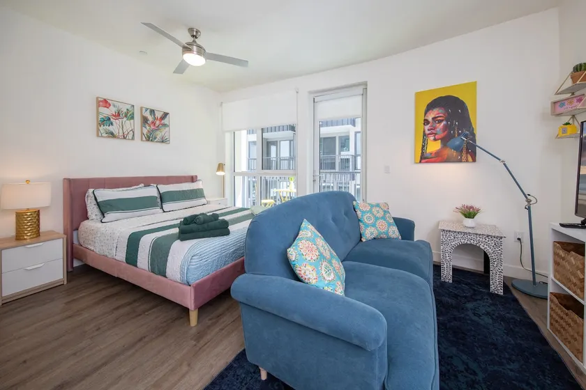 Outstanding Studio in Santa Monica with Pool - Image 1