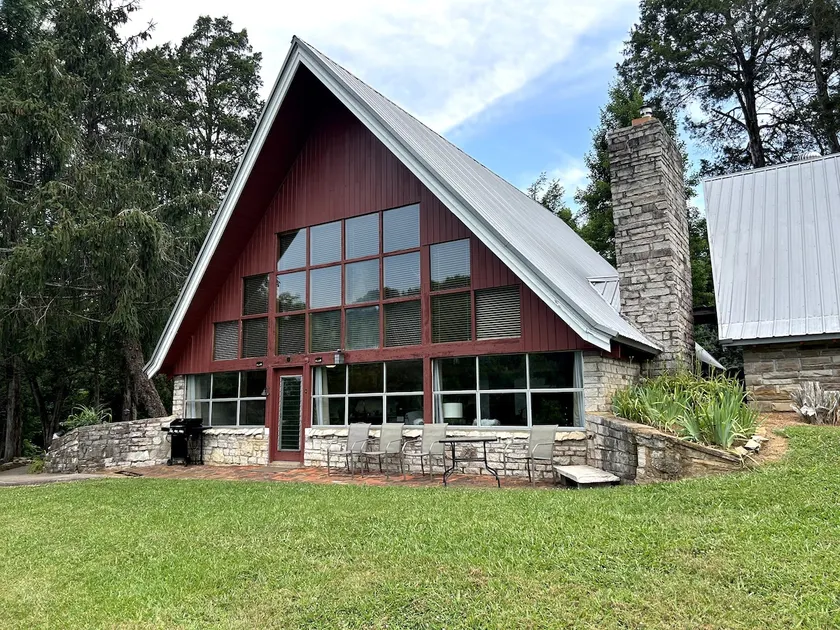 Charming 3 BR Lakeview Chalet - Image 1