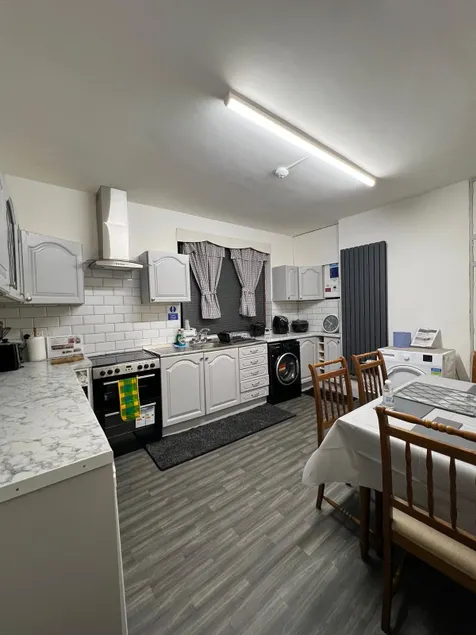 Serviced 3-Bed w/ Parking | Long Stays Welcome - Image 1