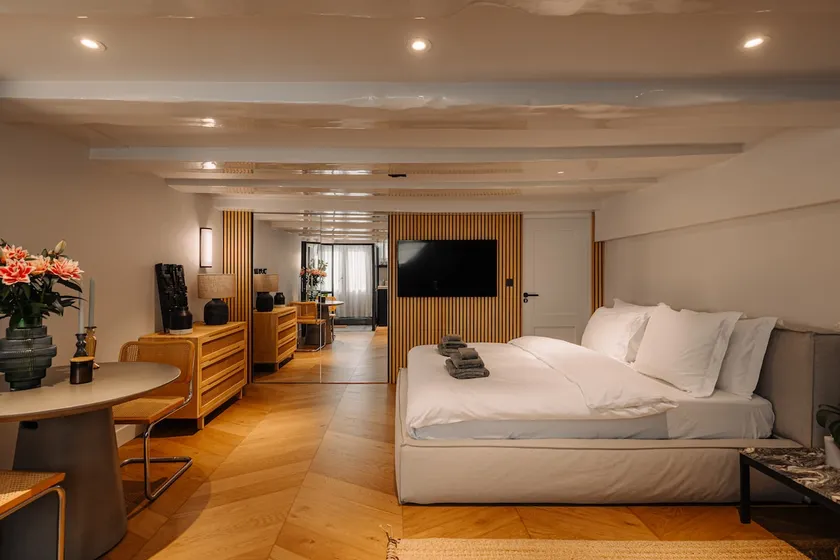 Cozy Canal Suite - Image 1