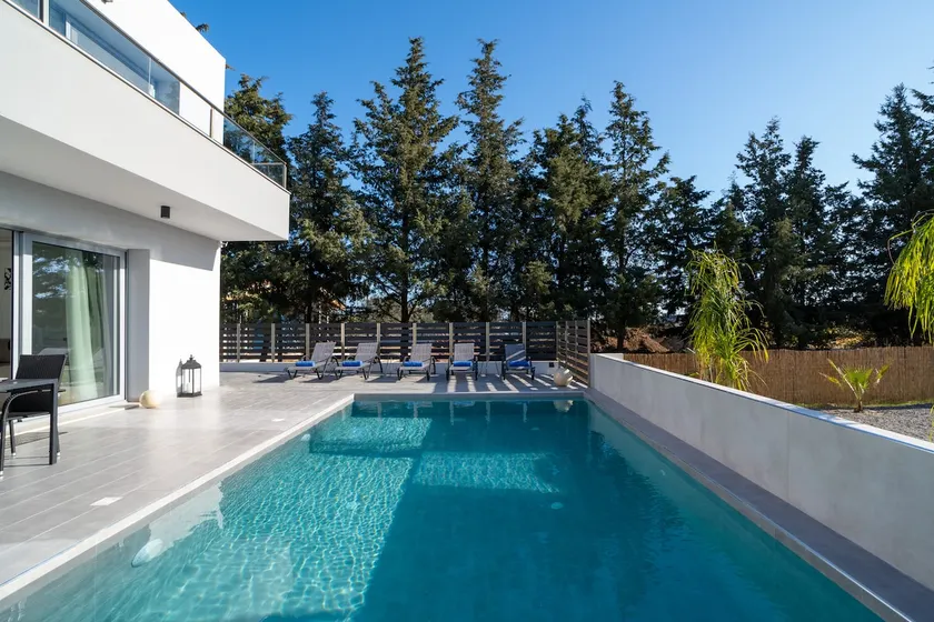 M&B Luxury Villa - Image 1
