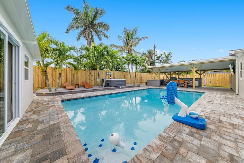 Resort Backyard, Pool+Spa, 5 min Beach, Mini Golf - Image 1