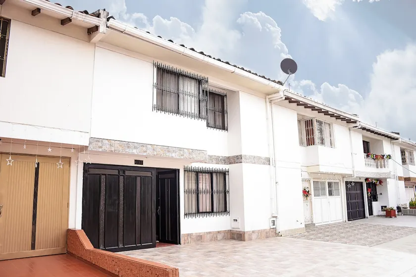 Spacious and Comfortable House in Las Flores - Image 1