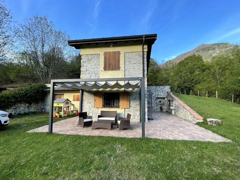 The house between the lakes. - Image 1