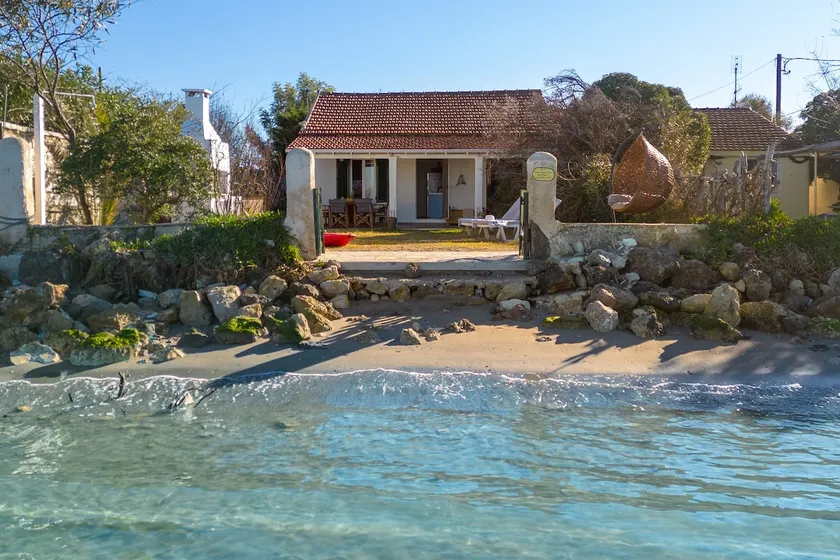 Summer house on the bay - Image 1